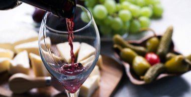 Üzüm ve şarap ile iştah açıcı peynir