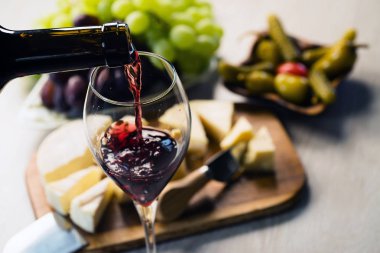 Üzüm ve şarap ile iştah açıcı peynir