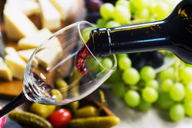 Üzüm ve şarap ile iştah açıcı peynir