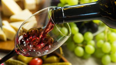 Üzüm ve şarap ile iştah açıcı peynir