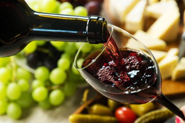 Üzüm ve şarap ile iştah açıcı peynir