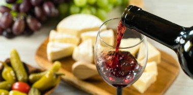 Üzüm ve şarap ile iştah açıcı peynir