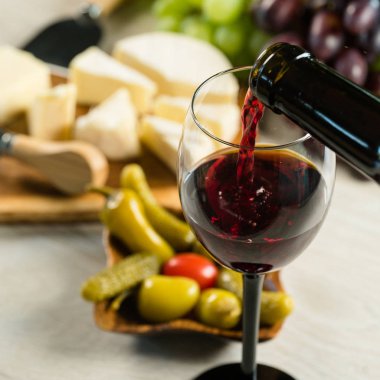 Üzüm ve şarap ile iştah açıcı peynir