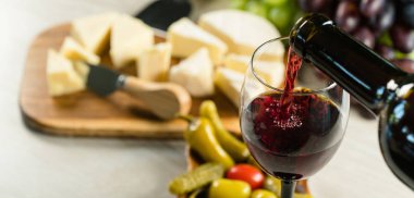 Üzüm ve şarap ile iştah açıcı peynir