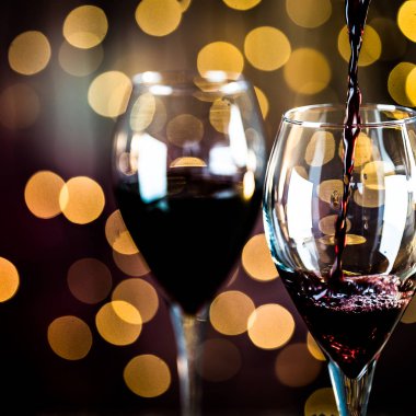 Bokeh arka planda şişe ile şarap gözlükleri