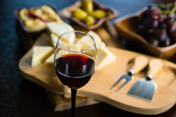 Queijo Apetitoso Com Uvas Vinho — Fotografia de Stock