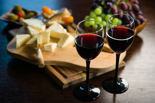 Queijo Apetitoso Com Uvas Vinho — Fotografia de Stock