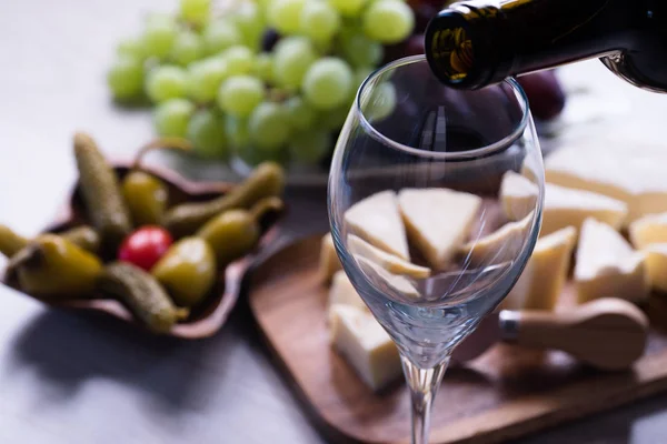 Queso Apetitoso Con Uvas Vino —  Fotos de Stock