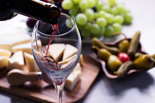 Appetizing Cheese Grapes Wine — Stock Photo, Image