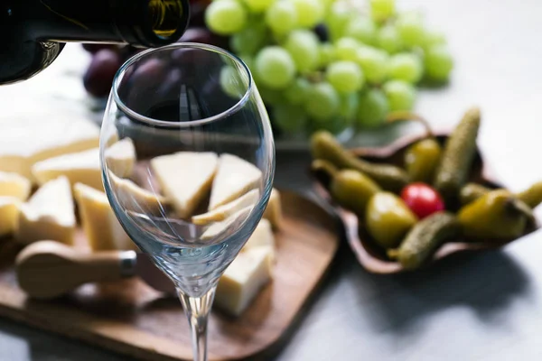 Verter Vino Con Fondo Queso Encurtidos Uvas —  Fotos de Stock