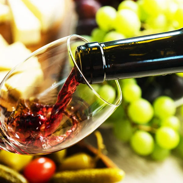 Üzüm ve şarap ile iştah açıcı peynir