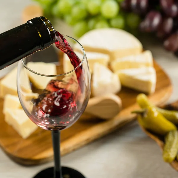 Queijo Apetitoso Com Uvas Vinho — Fotografia de Stock