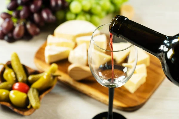 Üzüm ve şarap ile iştah açıcı peynir