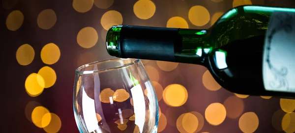 Weinglas Mit Flasche Auf Bokeh Hintergrund — Stockfoto
