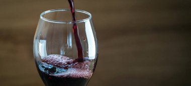 Bulanık arka planda cam aromatik şarap