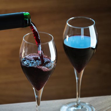 Bulanık arka planda gözlüklü aromatik şarap