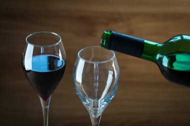 Bulanık arka planda gözlüklü aromatik şarap