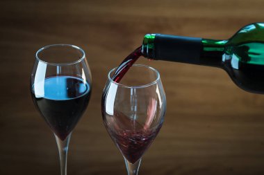 Bulanık arka planda gözlüklü aromatik şarap