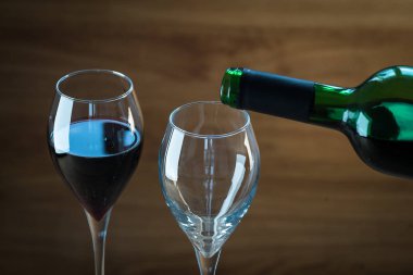 Bulanık arka planda gözlüklü aromatik şarap