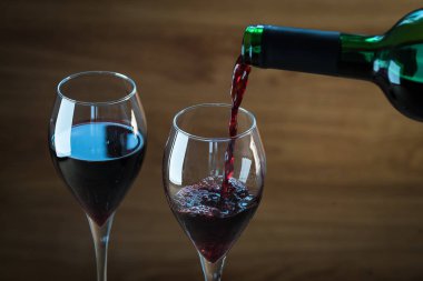 Bulanık arka planda gözlüklü aromatik şarap