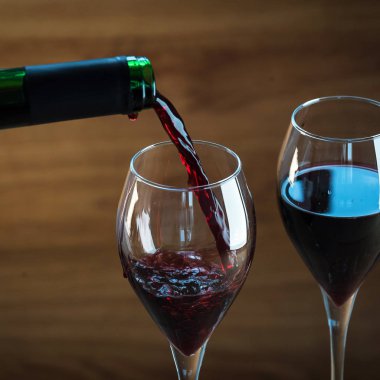 Bulanık arka planda gözlüklü aromatik şarap