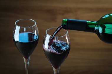 Bulanık arka planda gözlüklü aromatik şarap