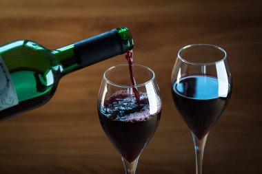 Bulanık arka planda gözlüklü aromatik şarap