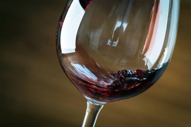 Bulanık arka planda cam aromatik şarap