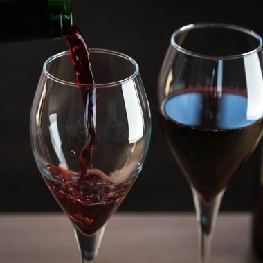 Bulanık arka planda gözlüklü aromatik şarap