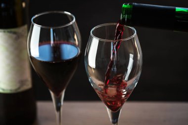 Bulanık arka planda gözlüklü aromatik şarap