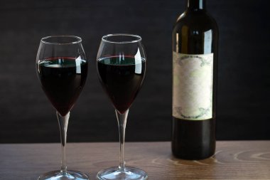 Şişe ile aromatik üzüm şarap iki bardak