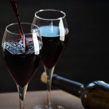 Şişe ile aromatik üzüm şarap iki bardak