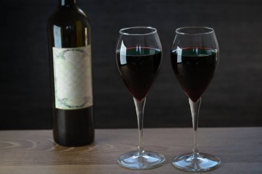 Şişe ile aromatik üzüm şarap iki bardak