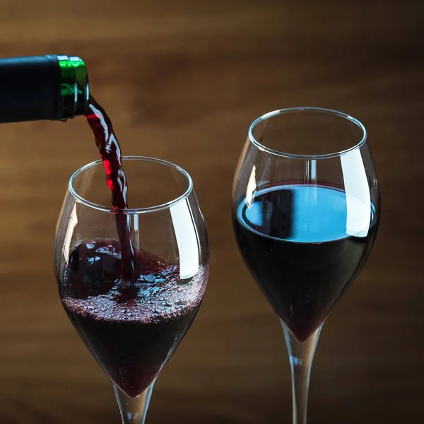 Bulanık arka planda gözlüklü aromatik şarap