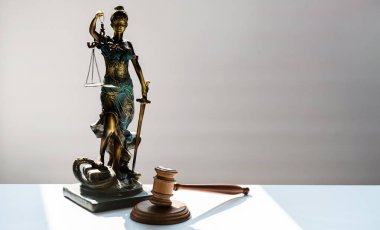 Bulanık arka plan üzerinde kör tanrıça Themis heykeli