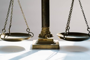Bulanık arka planda izole edilmiş Themis ölçekleri
