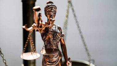 Bulanık arka plan üzerinde kör tanrıça Themis heykeli