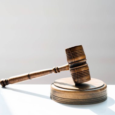 Bulanık arka planda büyük hakimin ahşap tokonu