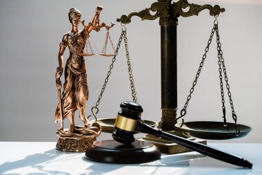 Bulanık arka plan üzerinde kör tanrıça Themis heykeli