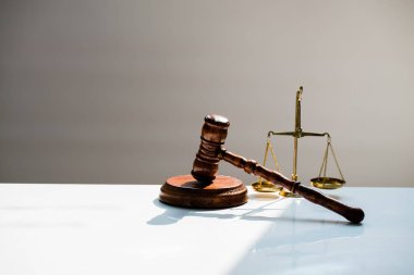 Bulanık arka planda büyük hakimin ahşap tokonu
