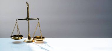 Bulanık arka planda izole edilmiş Themis ölçekleri
