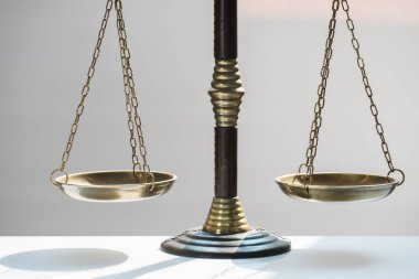 Bulanık arka planda izole edilmiş Themis ölçekleri