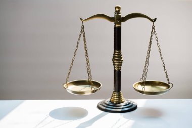Bulanık arka planda izole edilmiş Themis ölçekleri