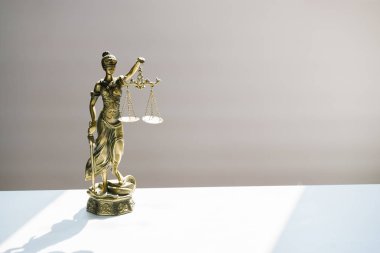 Bulanık arka plan üzerinde kör tanrıça Themis heykeli