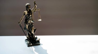 Bulanık arka plan üzerinde kör tanrıça Themis heykeli