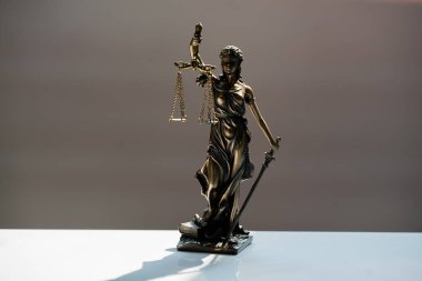 Bulanık arka plan üzerinde kör tanrıça Themis heykeli