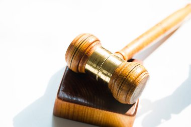 Bulanık arka planda büyük hakimin ahşap tokonu