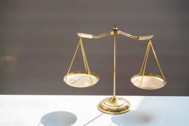 Bulanık arka planda izole edilmiş Themis ölçekleri