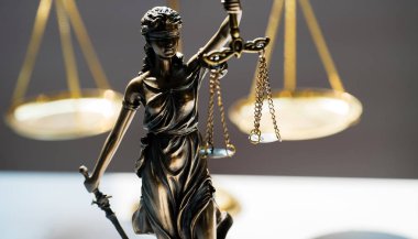 Bulanık arka plan üzerinde kör tanrıça Themis heykeli