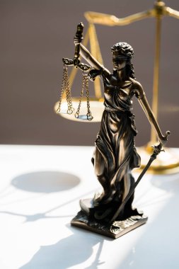Bulanık arka plan üzerinde kör tanrıça Themis heykeli